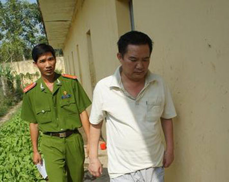 Ông Nguyễn Thanh Lèo bị đưa vào phòng tạm giam. Ảnh: VTC