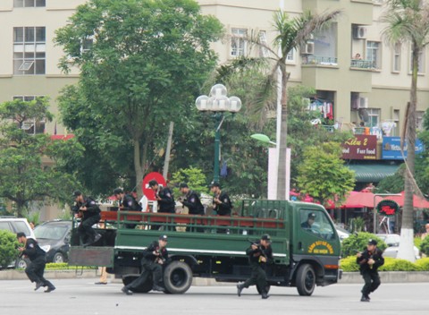  Có mặt tại cuộc diễn tập, Trung tướng Phạm Quý Ngọ - Thứ trưởng Bộ Công an đánh giá cao kết quả buổi diễn tập khi cho rằng tình huống diễn tập   khá sát với thực tế, lực lượng chức năng đã tác chiến đồng bộ, xử lý tình huống nhanh gọn, giảm thiểu thiệt hại về người và tài sản.