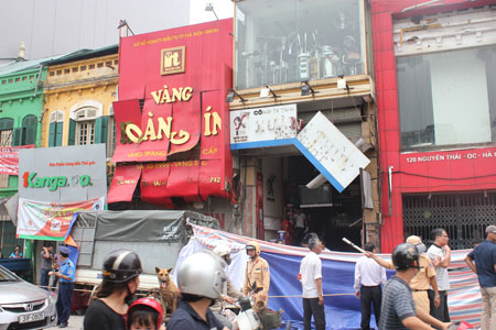 Gần 11h ngày 21/6, Thanh đi xe máy đến tiệm vàng Hoàng Tín. Trong tiệm đang có 4-5 người, Thanh để chiếc túi màu đen trên bàn và đưa tờ giấy ghi: “Tôi cần tiền, nếu không đưa, tôi sẽ cho nổ”. Chủ hiệu vàng vờ hỏi Thanh cần bao nhiêu tiền rồi bất ngờ hất chiếc túi ra phía cửa. Thanh hốt hoảng hô: “Cẩn thận mìn nổ đấy”. Lúc đó, một bảo vệ vội ném túi ra đường và hô hoán. Một tiếng nổ lớn vang lên, nhiều người ôm mặt, biển hiệu đổ rào rào.