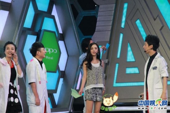Trong chương trình này Dương Mịch được yêu cầu tham gia một trò chơi diễn tả cảm xúc và người đẹp này đã làm rất tốt yêu cầu của MC