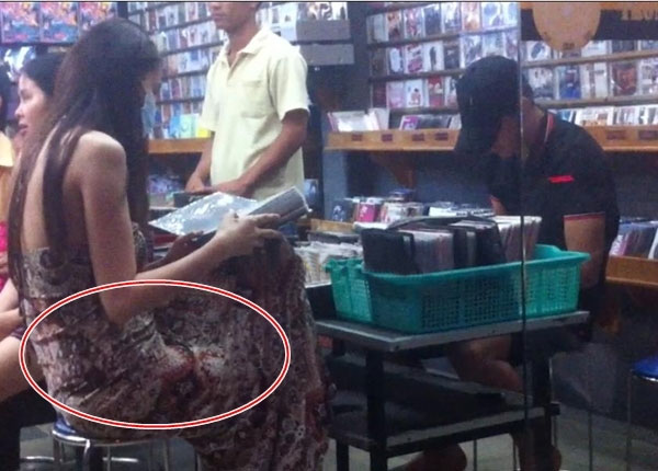 Tối 23/6, phóng viên bất ngờ bắt gặp Thủy Tiên đeo khẩu trang cùng Công Vinh vào một cửa hàng băng đĩa nhạc