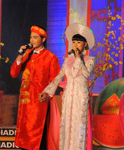 Tháng 9/2011, không ít khán giả đã ồ lên khi thấy người mẫu Quách Ngọc Ngoan song ca cùng diễn viên Lê Phương. Dù lần đầu tiên thử tài ca hát, nhưng cặp trai tài gái sắc đã thể hiện rất ngọt ca khúc Mùa xuân cưới em.