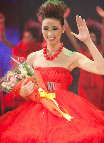 Cũng trong năm 2011, quán quân của cuộc thi tìm kiếm người mẫu Việt Nam – Khiếu Thị Huyền Trang tiết lộ: dành được vị trí quán quân của cuộc thi Vietnam’t Top Model một năm nhưng phần thường bằng tiền mặt của cô vẫn chưa về với chủ nhân.