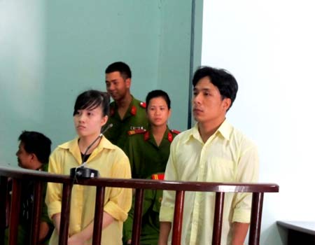  Hai bị cáo Nguyễn Ngọc Huyền và Nguyễn Trung Thành trước tòa.