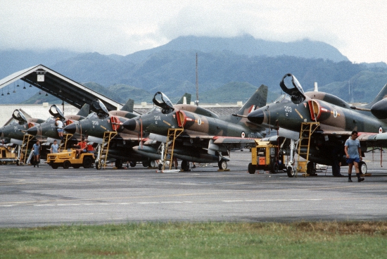Những tiêm kích cơ F-4 Phantom tại căn cứ không quân này của Philippines