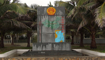 Trung Quốc đang bá quyền trên biển ( Hình ảnh cột mốc trên đảo Phú Lâm của quần đảo Hoàng Sa thuộc chủ quyền Việt Nam)