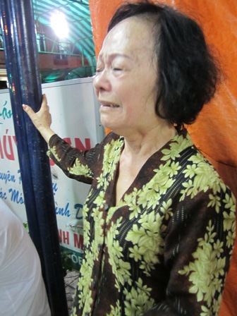  Bà Nguyệt (mẹ chị Trang) dường như không còn đứng vững khi mất 2 người thân.