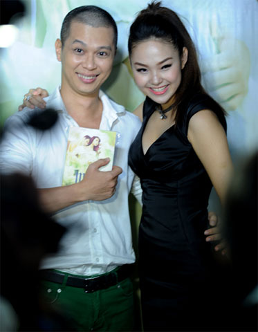 Ca sĩ Nam Khánh cũng có mặt trong đêm tiệc của Minh Hằng