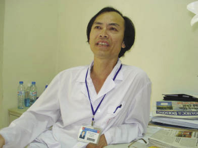 Bác sỹ Nguyễn Tiến Dũng, Trưởng khoa Nhi, Bệnh viện Bạch Mai (Hà Nội).