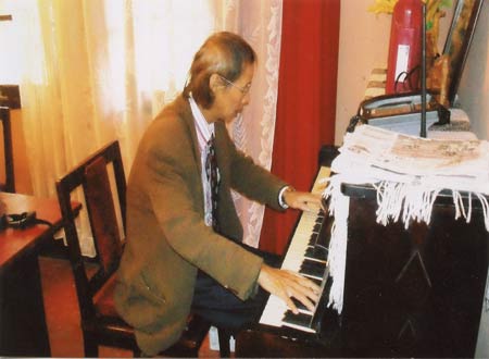 Nhạc sĩ Nghiêm Bằng là con trai thứ hai trong số 5 người con của cố nhạc sĩ Văn Cao và bà Nghiêm Thúy Băng.