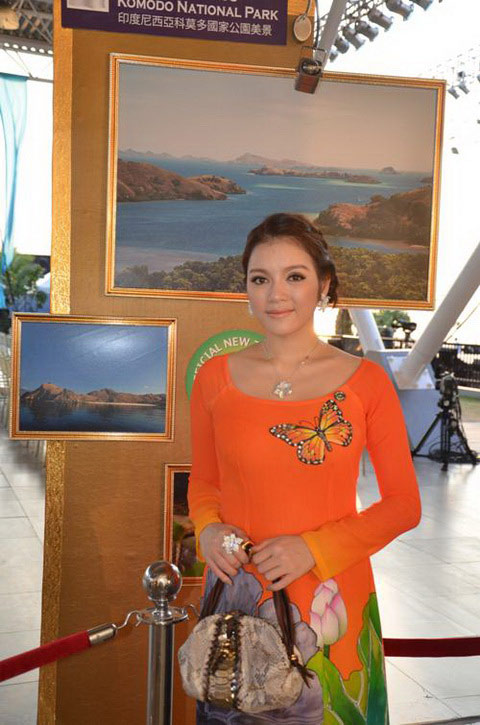 Tháng 4/2012, Lý Nhã Kỳ đã sang Philippines quảng bá du lịch. Xuất hiện tại sự kiện lần này, Lý Nhã Kỳ duyên dáng với chiếc váy màu cam cách tân, cổ thuyền với họa tiết hoa sen được vẽ cầu kỳ. 