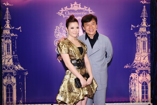 Trong chuyến đi Hong Kong tham dự chương trình từ thiện do Thành Long chủ trì ngày 25/9/2011, Lý Nhã Kỳ diện một chiếc váy có giá 35.000 USD. 