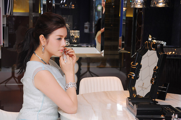 Tháng 11/2011, Lý Nhã Kỳ đã khai trương cửa hàng kim cương tại TP HCM. Trong đó, nàng kiều nữ cho biết cô là đại diện phân phối của thương hiệu nữ trang, túi xách và đồng hồ nổi tiếng thế giới tại Việt Nam gồm: Prologue, de Grisogono, Roberto Coin, Paolo Piovan, Crivelli Gioielli, Graziella, Staurino và Zydo.