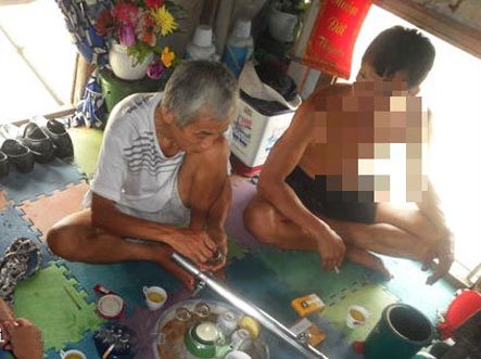 Ông Thành hơn bố vợ (ngồi ngoài cùng bên phải) 13 tuổi