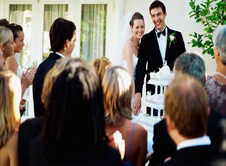 Hơn hai năm sống với nhau, đã hiểu về con người Mai, Việt biết Mai thích gì và sẽ yêu một đám cưới như thế nào. Anh chuẩn bị cho vợ của mình một đám cưới ở biển với cổng vào được kết từ hoa hồng đỏ. (Ảnh minh họa)