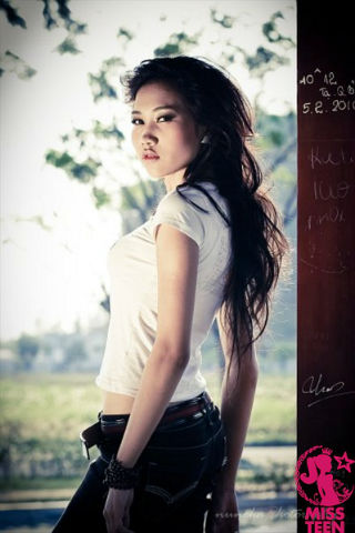  ... Em thèm có một người bạn để tâm sự nhưng không ai nhắn tin cho em cả, chỉ có một chị bên nước ngoài, biết được sự việc nên đã  nhắn tin về bảo em đừng lo, nếu không chịu được thì có thể sang bên ấy một thời gian... 