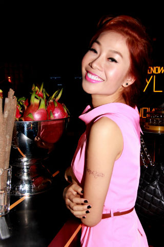  1 tháng 5 ngày sau sự cố bán dâm, ngày 28/5 lần đầu tiên Hồng Hà xuất hiện trong một sự kiện giải trí tại Sài Gòn.