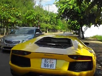  Nhiều người đồn đoán, siêu xe Lamborghini Aventador LP700-4 màu vàng nhiều khả năng là của đại gia Cường đô la với tấm biển ngoại giao được cho   là của Đại sứ quán Campuchia. Hiện chưa rõ đại gia Cường đô la có phải là chủ xe thực hay không. Nếu đúng là chủ của siêu xe hàng khủng này thì   việc đeo biển ngoại giao 80-NG 166-81 sẽ tiết kiệm khá nhiều tiền thuế và phí cho tay chơi này. Tại Mỹ, Lamborghini Aventador LP700-4 có giá 379.000   USD nên nếu nộp đủ thuế phí và ra biển trắng, siêu xe này sẽ đội giá lên hơn 1 triệu USD.