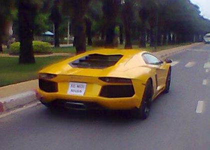 Trước đó, vào chiều ngày 6/6, các diễn đàn ô tô, xe máy trong nước tràn lan những hình ảnh của chiếc Lamborghini Aventador LP700-4 màu vàng đầu tiên đặt chân đến Việt Nam khiến không ít người tò mò xen lẫn ngưỡng mộ. 
