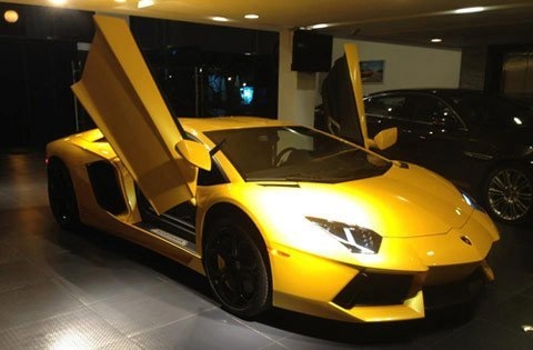 Chiếc Lamborghini Aventador màu vàng xuất hiện trong garage nhà Cường Đô la