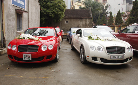  Những chiếc xe hơi đắt tiền với biển số ngoại giao đã thu hút mọi ánh nhìn trước khi xuất hiện. Trước đó, trong một đám cưới, chiếc xe hơi đắt tiền với biển số tứ quý, ngũ quý trở thành cặp đôi hoàn hảo.