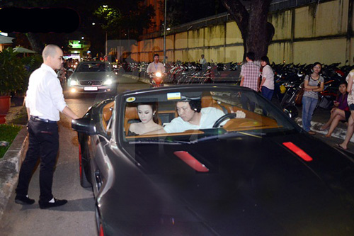 Hồi tháng 11/2011, hot girl Angela Phương Trinh làm nhiều người choáng khi được một anh chàng đưa đón trên chiếc xế khủng tiền tỷ. Đây là siêu xe Aston Martin Vantage với giá bán ở nước ngoài khoảng 5,5 tỷ đồng.