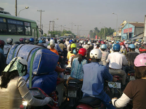 Dù đã thực hiện nhiều giải pháp, tuy nhiên đến nay tình trạng ùn tắc giao thông ở Việt Nam vẫn chưa thể giải quyết.