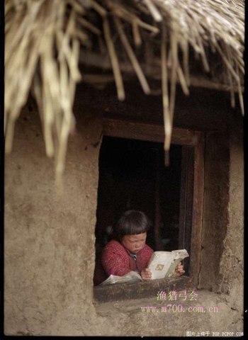 1 hình ảnh từng gây xôn xao trên nhiều mạng xã hội Trung Quốc chụp 1 bé gái nghèo đang học bài dưới tán nhà tranh ở 1 ngôi làng miền núi ở phía Tây tỉnh Vân Nam