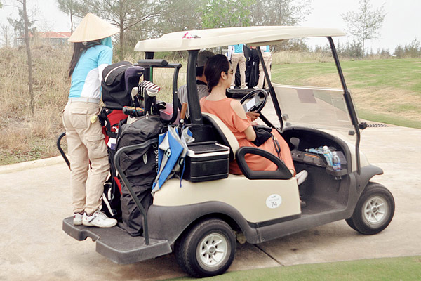 Sau khi sang Mỹ được mấy ngày, Jennifer lại trở lại Việt Nam một mình và học đánh golf.