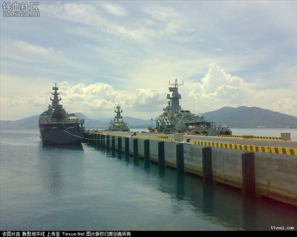 Hình ảnh chiến hạm Gepard 3.9 và chiến hạm lớp 1241.8 tại quân cảm Cam Ranh (Khánh Hòa)