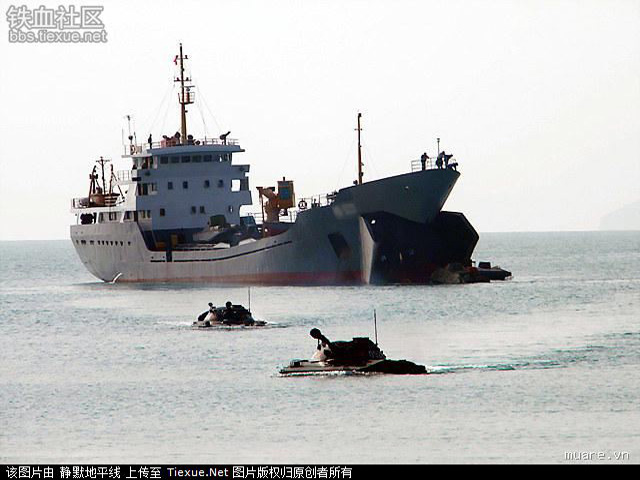 Hình ảnh tàu đổ bộ của Việt Nam tham gia diễn tập trên biển