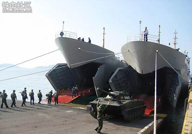 Hình ảnh Hải quân Nhân dân Việt Nam chuẩn bị tập trận đổ bộ trên biển