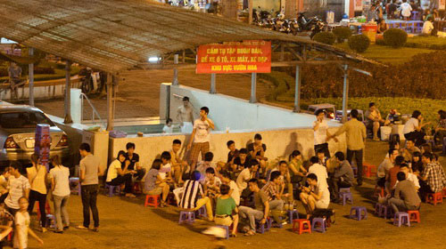Chưa kể, ở trên khắp đường phố Hà Nội nơi nào có biển cấm tụ tập kinh doanh buôn bán thì nơi đó lại là chỗ tập kết của các quán vỉa hè
