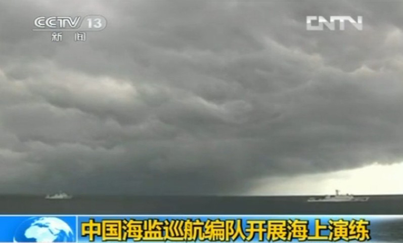 Hình ảnh 4 tàu Hải giám Trung Quốc tập trận dưới bầu trời vần vũ mây đen ở gần quần đảo Trường Sa