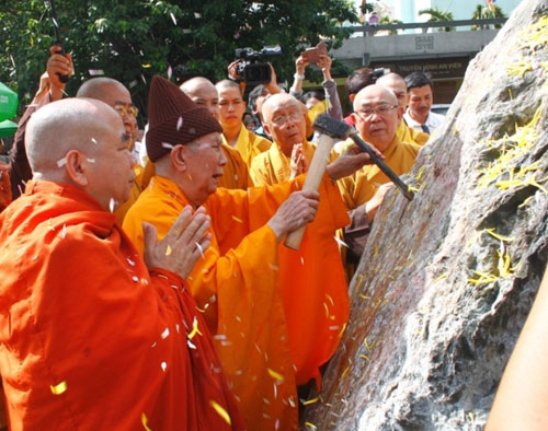 Ngày 5/7, tại tổ đình Vĩnh Nghiêm, Q.3, TP.HCM đã diễn ra lễ khởi công tôn tạc tượng Đức Phật hoàng Trần Nhân Tông từ khối ngọc Nephiete trọng lượng 4.450 kg. Đây là tôn tượng Phật Hoàng bằng ngọc bích đầu tiên ở VN có kích thước kỷ lục.