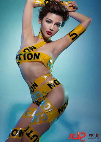Người đẹp dùng dây nilon quấn người thay... quần áo