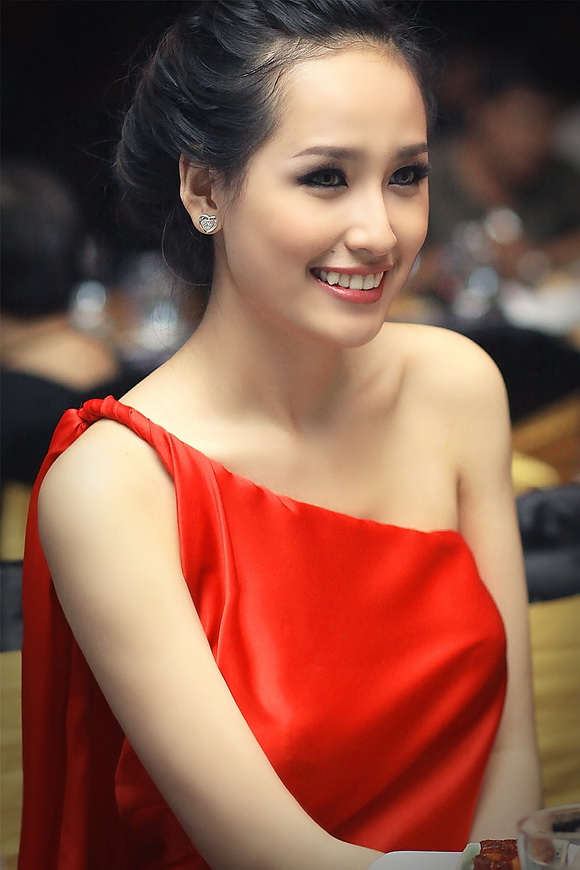 Trông Mai Phương Thúy rất quyến rũ, gợi cảm, xinh đẹp thu hút mọi ánh nhìn.