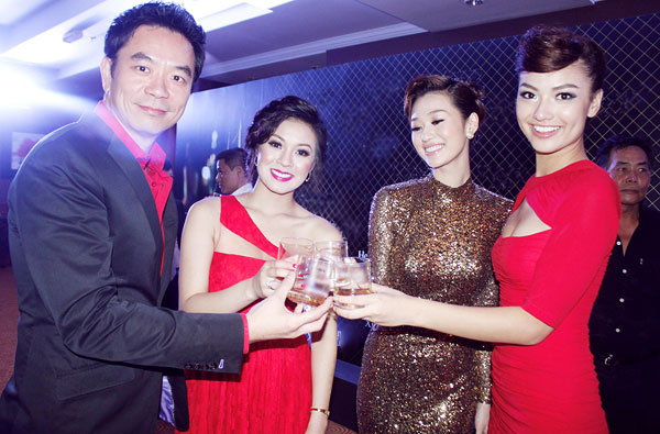  Trong khi đó, cũng trong tối 5/7, bạn trai tin đồn của Mai Phương Thúy là Benny Ng. lại bận rộn trong vòng vây các người đẹp xung quanh.