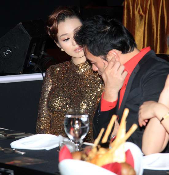 Benny Ng. thường xuyên thân mật trò chuyện Khánh My