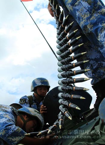 Hình ảnh lính hải quân Trung Quốc lắp đạn vào súng máy
