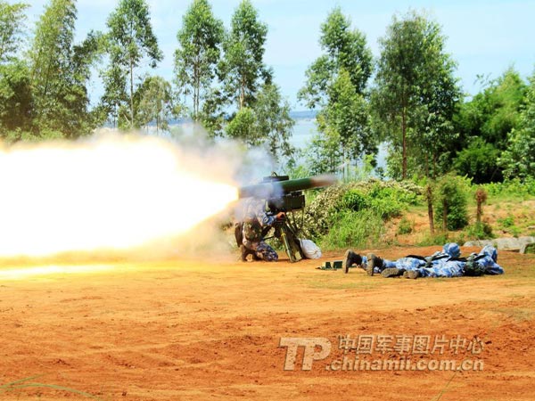 Hình ảnh tên lửa vác vai của quân đội Trung Quốc khai hỏa tiêu diệt mục tiêu trên biển