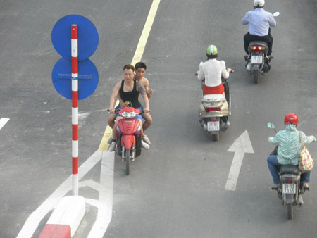 Cầu vượt thép tại Hà Nội vừa thông xe, nhiều người dân vô ý thức ngang nhiên phạm luật, tạo nên những hình ảnh rất phản cảm. Trong ảnh, hai thanh niên xăm trổ đầy mình, không đội mũ bảo hiểm và ngang nhiên đi ngược chiều trên cầu.