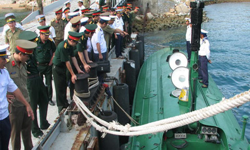 Một đoàn công tác quân đội đến tham quan tàu ngầm tại cầu cảng của đoàn M96 hải quân - Ảnh: T.B.