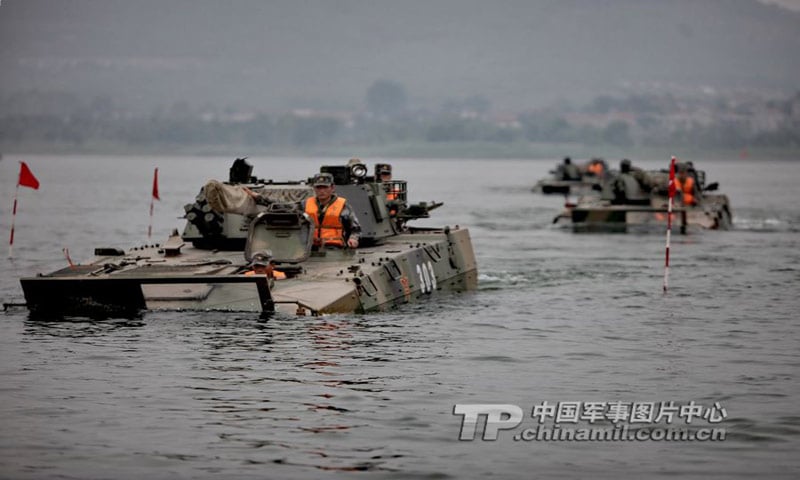 Trong khi quân khu Bắc Kinh tập trận độ bộ bằng tầu biển thì quân khu Tế Nam lại diễn tập đổ bộ đánh chiếm bờ biển bằng xe lội nước