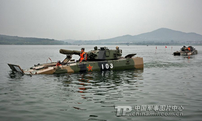 Hình ảnh từng đoàn xe lội nước của quân khu Tế Nam Trung Quốc đang nối đuôi nhau diễn tập đổ bộ đánh chiếm bờ biển