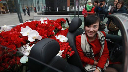 Ngày 14/2, một tiểu thư giàu có Trung Quốc đã khiến nhiều người phải sửng sốt khi tự mình lái một chiếc Audi A5 mui trần chở 1000 bông hồng đợi bên ngoài sảnh của một trung tâm thương mại ở Nam An, Trùng Khánh để tuyển chồng trong ngày Lễ Tình yêu. 