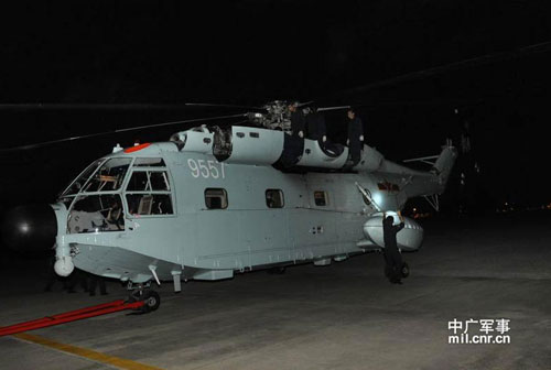  Trong cuộc diễn tập lần này, máy bay trực thăng TQ thực hiện các nhiệm vụ đa dạng như vận tải trinh sát, đổ bộ xuống đường băng của tàu chiến. Phi công máy bay trực thăng Trung Quốc. 