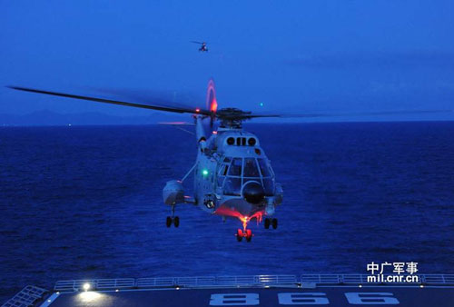 Đây lần đầu tiên Hạm đội Nam Hải đã tổ chức cuộc diễn tập hạ cánh máy bay trực thăng trên tàu chiến cỡ lớn ở biển Đông. (Nguồn Báo Phượng Hoàng/Thời Báo Hoàn Cầu/ GDVN)