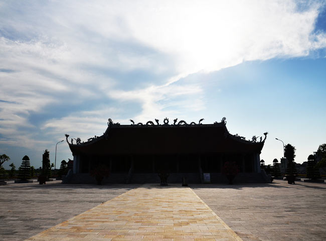 Toàn cảnh khu chính điện đền thờ Mạc Đăng Dung, khu đền này mới được xây dựng và công nhận là di tích lịch sử quốc gia, cũng là công trình để kỷ niệm 1000 năm Thăng Long Hà Nội.
