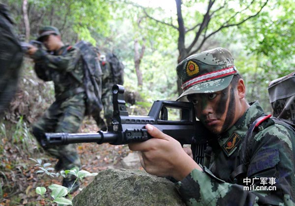 Trong buổi tập này lính trinh sát được trang bị gọn nhẹ và sử dụng loại súng trường hiện đại nhất của Trung Quốc thuộc dòng Type